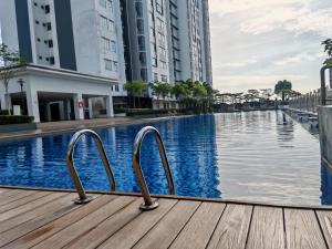Πισίνα στο ή κοντά στο Near MMHE - 3 Bedrooms Homestay Meridin Bayvue Pasir Gudang