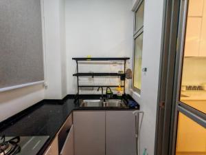 Η κουζίνα ή μικρή κουζίνα στο Near MMHE - 3 Bedrooms Homestay Meridin Bayvue Pasir Gudang