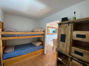 een kamer met 2 stapelbedden en een spiegel bij Appartement 8 personnes 3 chambres 1 750 m altitude in Chamrousse