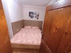 Ένα ή περισσότερα κρεβάτια σε δωμάτιο στο Apartman Crni Vrh Divčibare