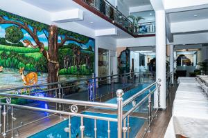 Bazén v ubytování Theevanni Resort nebo v jeho okolí