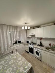 Kuchyň nebo kuchyňský kout v ubytování Аэропорт Алматы