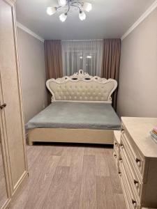 una camera con letto e testata bianca di Аэропорт Алматы a Turksib