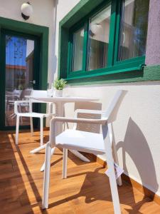 A balcony or terrace at Villa Bauhaus Wellness Apart-Hotel