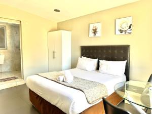 Postel nebo postele na pokoji v ubytování Angel Boutique Hotel