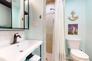 Koupelna v ubytování Coral Kai + 19 fotografií