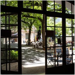 Zahrada ubytování Logis Hôtel Restaurant Le Louvre