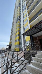 een gebouw met een trap voor een gebouw bij БЦ Алматы, иманова-валиханова in Astana