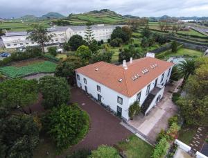 una vista aérea de una casa blanca con techo rojo en Quinta do Bom Despacho, en Ponta Delgada