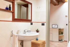 A bathroom at Casa Cosi Masaccio Még 14 kép