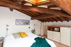 A bed or beds in a room at Casa Cosi Masaccio