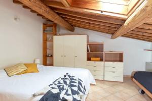 A bed or beds in a room at Casa Cosi Masaccio