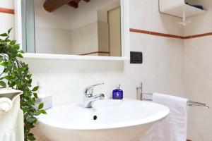 A bathroom at Casa Cosi Masaccio