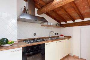 A kitchen or kitchenette at Casa Cosi Masaccio