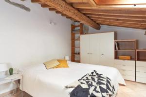 A bed or beds in a room at Casa Cosi Masaccio