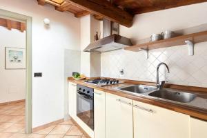 A kitchen or kitchenette at Casa Cosi Masaccio