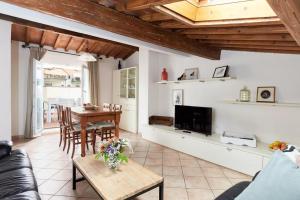 A seating area at Casa Cosi Masaccio