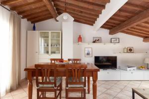 A television and/or entertainment centre at Casa Cosi Masaccio