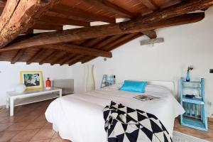 A bed or beds in a room at Casa Cosi Masaccio