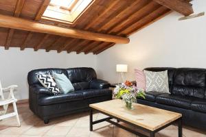 A seating area at Casa Cosi Masaccio