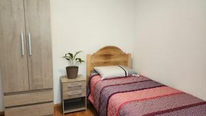 - une chambre avec un lit et une table de nuit dans l'établissement Arriendo de Verano 4 dormitorios, à Valparaíso