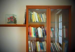 a book shelf filled with lots of books at Il Sentiero beb in Verona