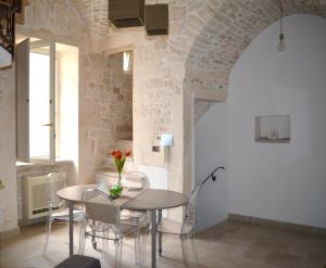 a dining room with a table and chairs at Martine Dimore Storiche di Puglia in Martina Franca