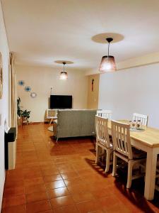 a dining room with a table and chairs and a couch at Departamento amplio Zona Centro de Mendoza in Barraquero