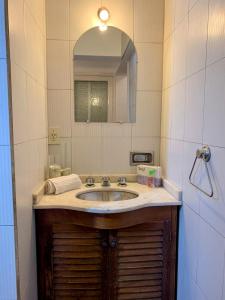 a bathroom with a sink and a mirror at Departamento amplio Zona Centro de Mendoza in Barraquero