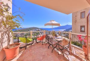 Cảnh núi rừng hoặc tầm nhìn ra núi từ căn hộ