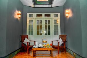 A seating area at Tea Queens Bungalow