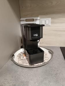 una macchinetta del caffè su un piatto su un bancone di LA CASA DEL NOCE a Ruffano