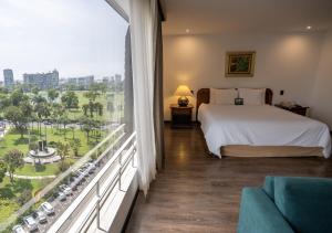 Postel nebo postele na pokoji v ubytování BTH Hotel Lima Golf