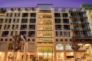 安曼The Abdali Boulevard Hotel的夜晚灯火通明的大楼