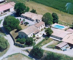 an aerial view of a house with a swimming pool at Domaine du Bas Chalus in Forcalquier