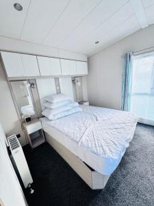 Postel nebo postele na pokoji v ubytování Kent Coast Haven sleeps 6 to 8