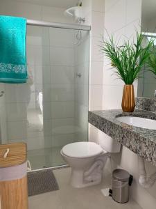 un bagno con un water e un lavandino di Apartamento Beira-mar orla sul a Ilhéus