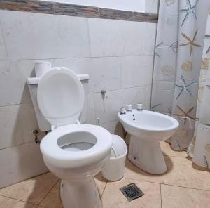Bilik mandi di Aparts Puente Colgante +13 gambar