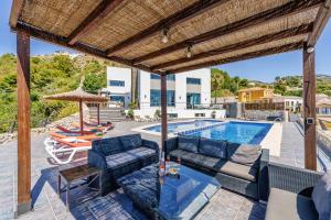 The swimming pool at or close to Villa Holivista