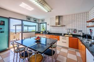 A kitchen or kitchenette at Villa Holivista