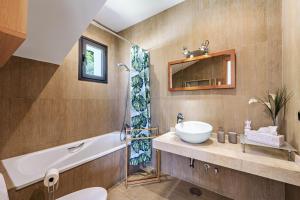 A bathroom at Villa Holivista