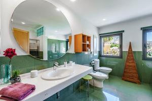 A bathroom at Villa Holivista