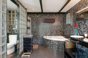 A bathroom at Villa Holivista