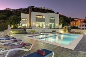 The swimming pool at or close to Villa Holivista