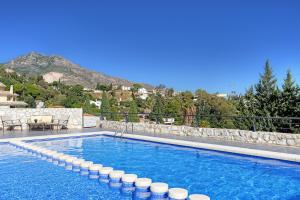 A general mountain view or a mountain view taken from A villát