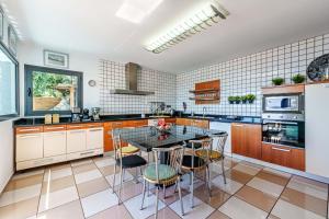 A kitchen or kitchenette at Villa Holivista