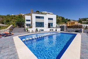 The swimming pool at or close to Villa Holivista