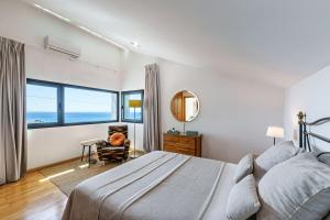 A bed or beds in a room at Villa Holivista