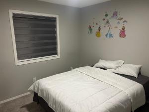 Giường trong phòng chung tại Bedroom SW Edmonton HWY 2 near YEG