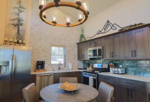 Η κουζίνα ή μικρή κουζίνα στο VVCR - Cabin 6 (1-Bed, Modern, Luxury w. Hot Tub)